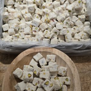 Turks fruit met melk en pistachenoten